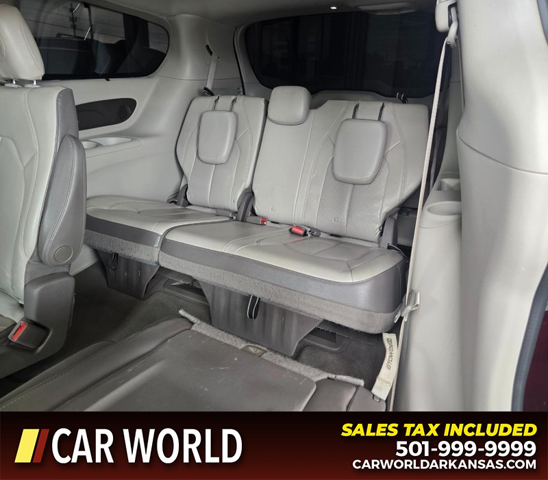 Chrysler Pacifica Vehicle Full-screen Gallery Image 12
