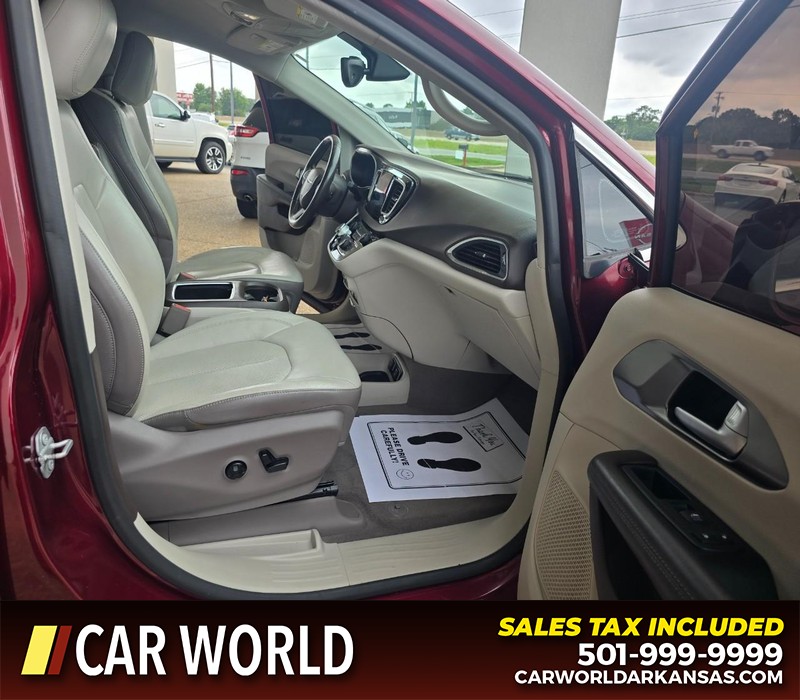 Chrysler Pacifica Vehicle Full-screen Gallery Image 13