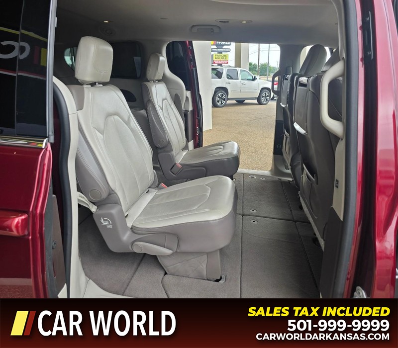 Chrysler Pacifica Vehicle Full-screen Gallery Image 15