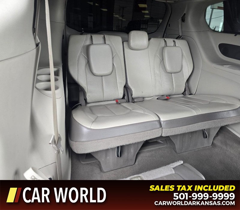 Chrysler Pacifica Vehicle Full-screen Gallery Image 16