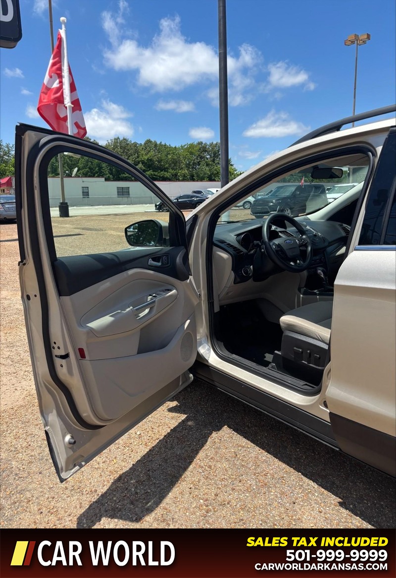 Ford Escape Vehicle Full-screen Gallery Image 12