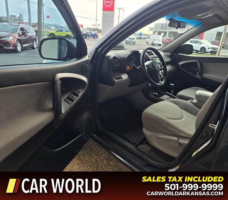 Toyota RAV4 Vehicle Full-screen Gallery Image 7