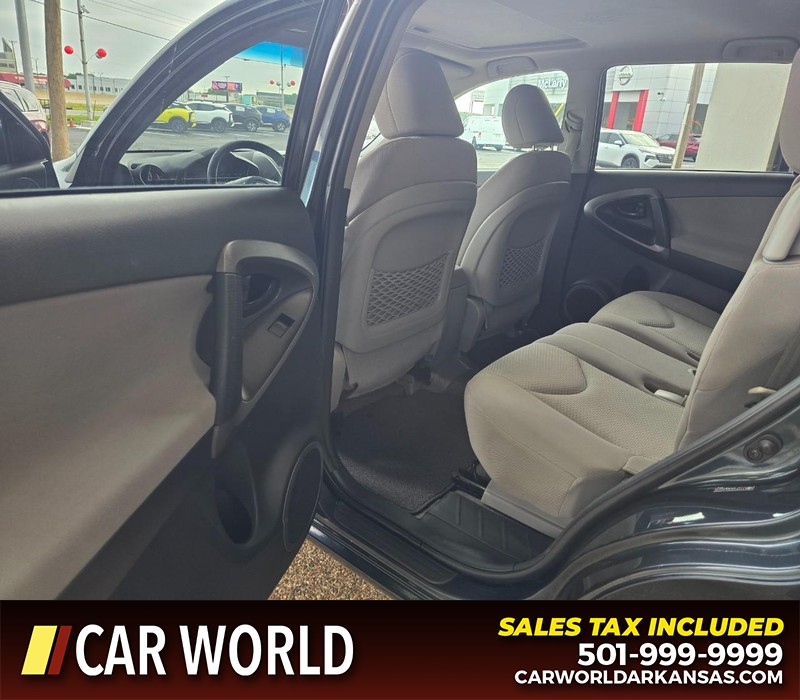 Toyota RAV4 Vehicle Full-screen Gallery Image 9