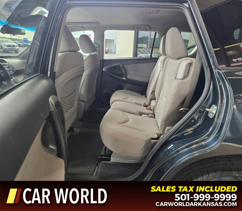 Toyota RAV4 Vehicle Full-screen Gallery Image 10