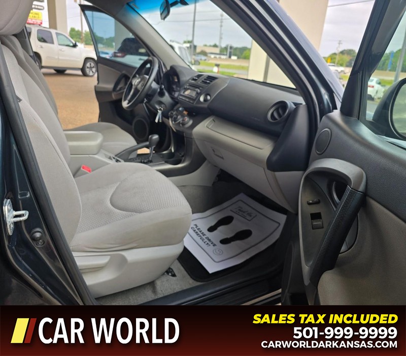Toyota RAV4 Vehicle Full-screen Gallery Image 11