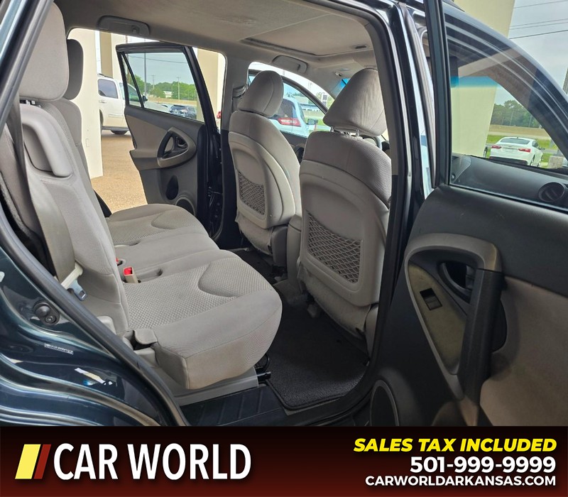 Toyota RAV4 Vehicle Full-screen Gallery Image 12