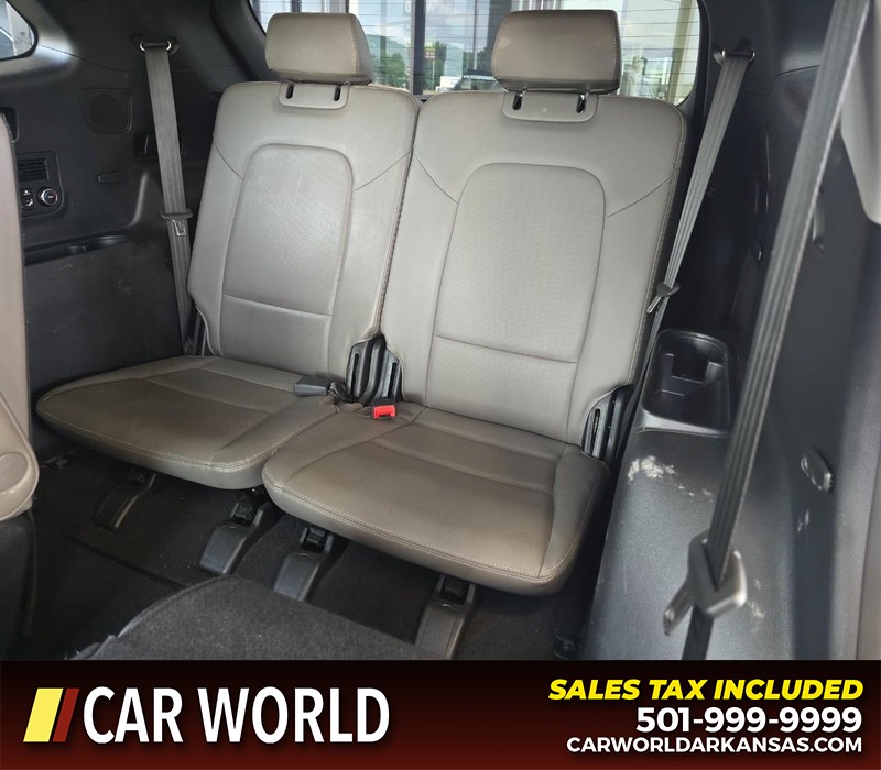 Hyundai Santa Fe Vehicle Full-screen Gallery Image 11