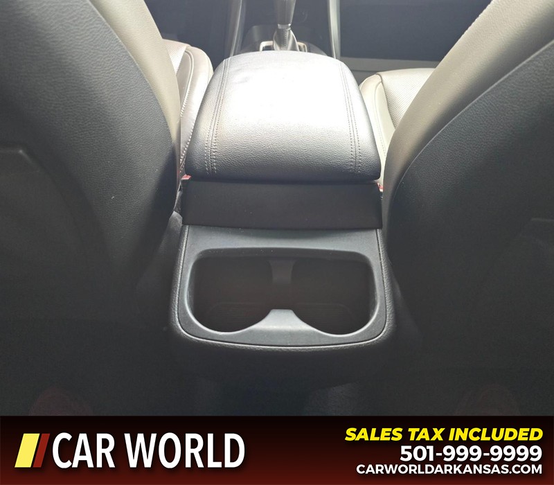 Hyundai Santa Fe Vehicle Full-screen Gallery Image 23