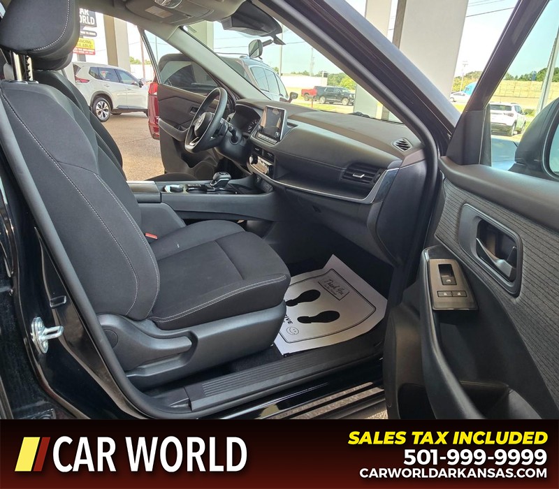 Nissan Rogue Vehicle Full-screen Gallery Image 11