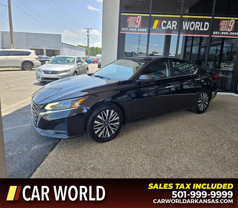 Nissan Altima Vehicle Full-screen Gallery Image 3