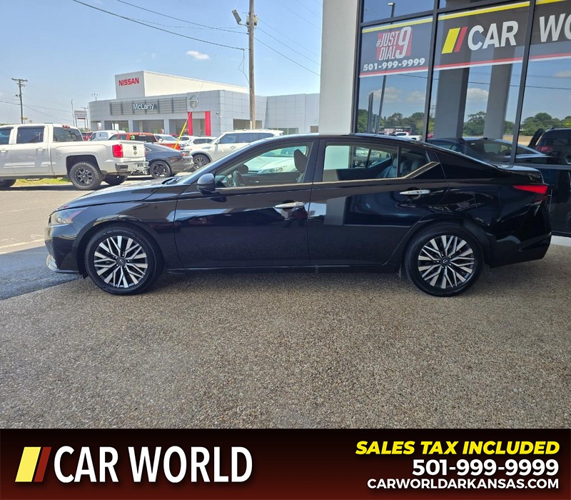Nissan Altima Vehicle Full-screen Gallery Image 4