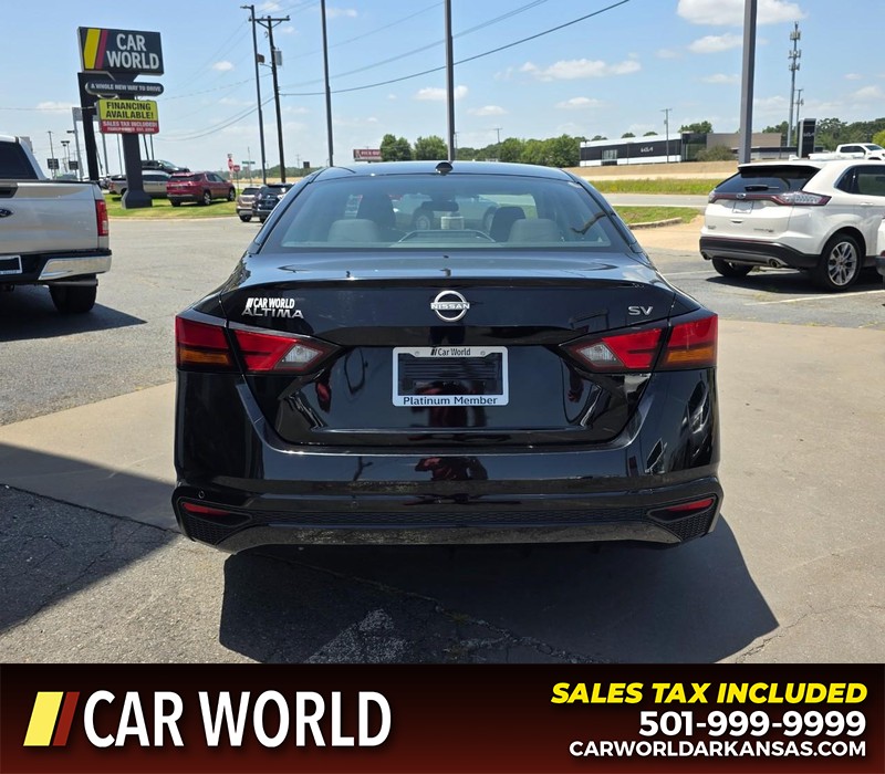 Nissan Altima Vehicle Full-screen Gallery Image 5