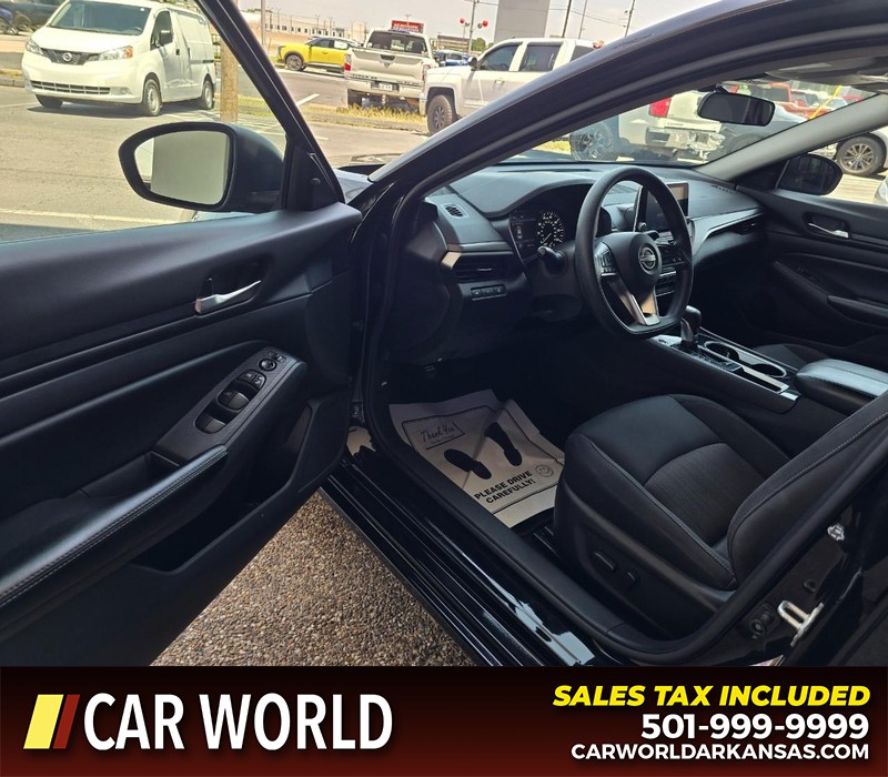 Nissan Altima Vehicle Full-screen Gallery Image 7