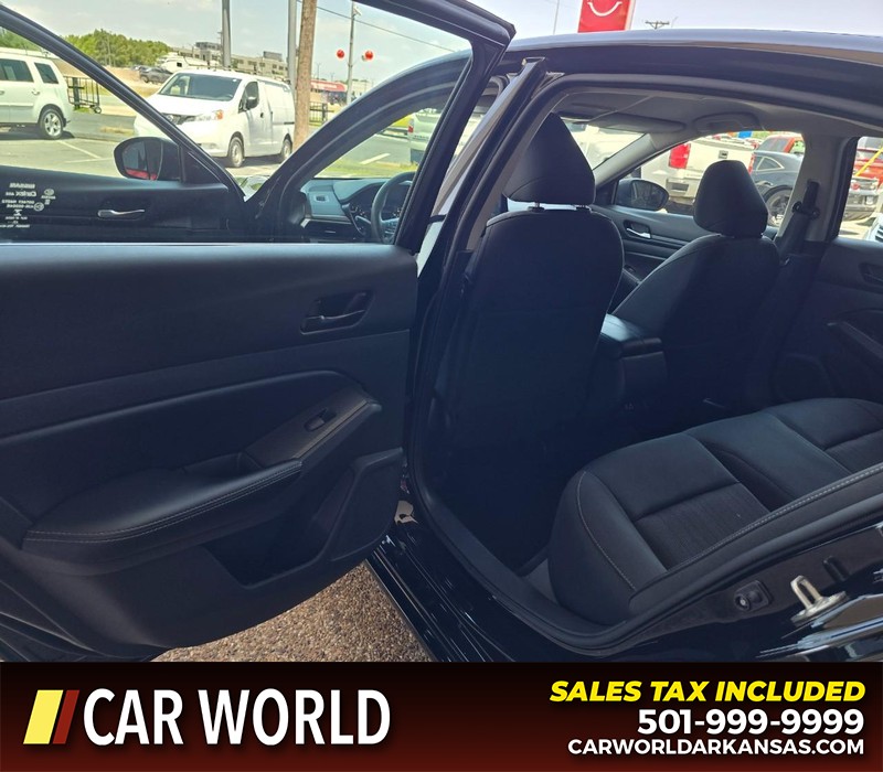 Nissan Altima Vehicle Full-screen Gallery Image 9