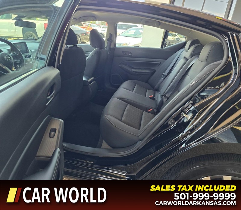 Nissan Altima Vehicle Full-screen Gallery Image 10