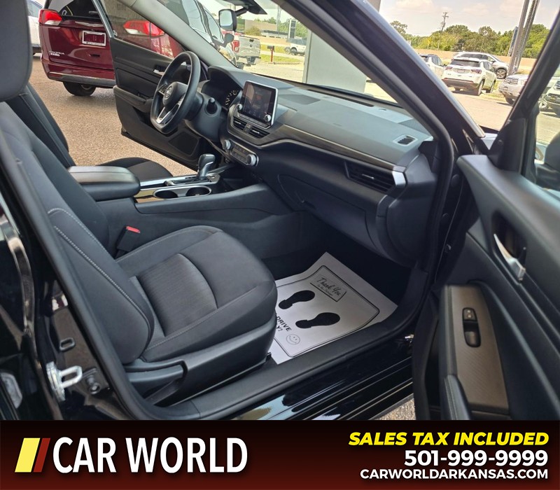 Nissan Altima Vehicle Full-screen Gallery Image 11
