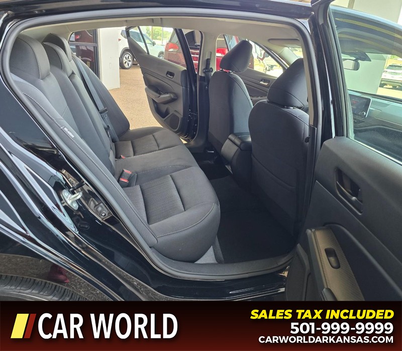 Nissan Altima Vehicle Full-screen Gallery Image 12