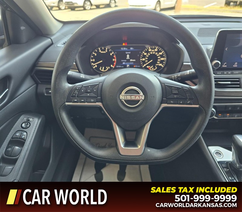 Nissan Altima Vehicle Full-screen Gallery Image 15