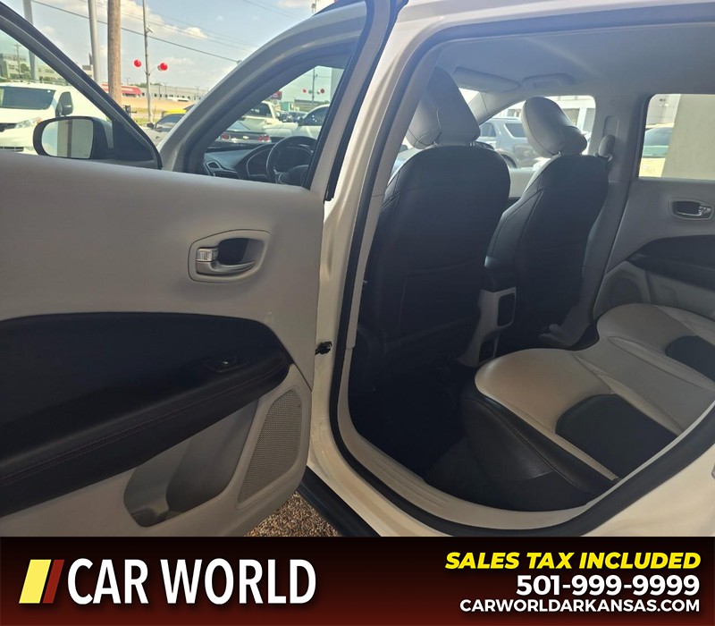 Jeep Compass Vehicle Full-screen Gallery Image 9