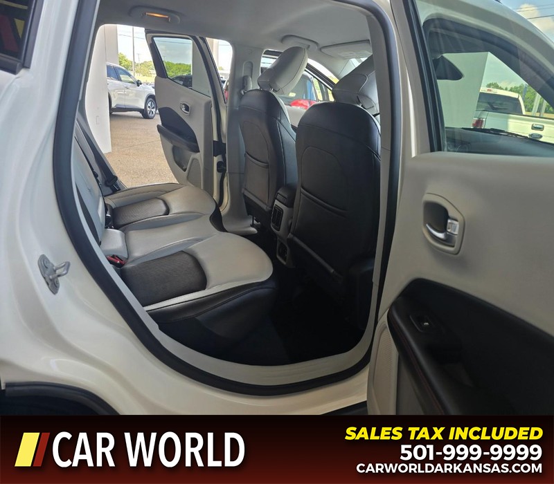 Jeep Compass Vehicle Full-screen Gallery Image 12