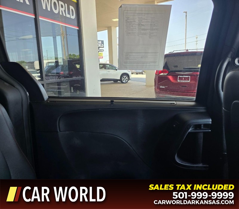 Dodge Grand Caravan Vehicle Full-screen Gallery Image 9