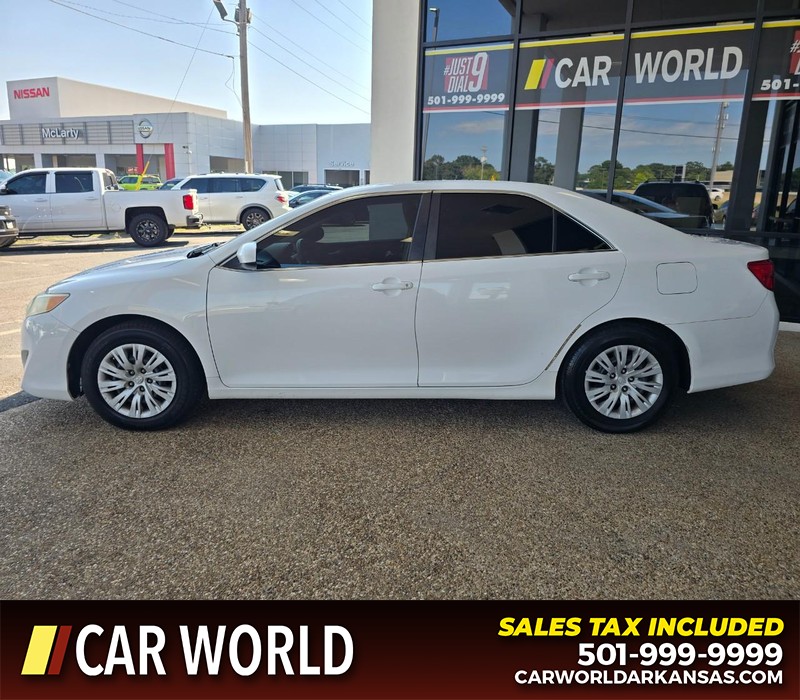 Toyota Camry Vehicle Full-screen Gallery Image 4