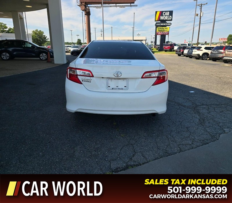 Toyota Camry Vehicle Full-screen Gallery Image 5