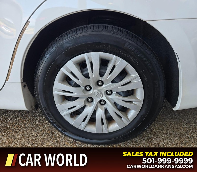 Toyota Camry Vehicle Full-screen Gallery Image 6