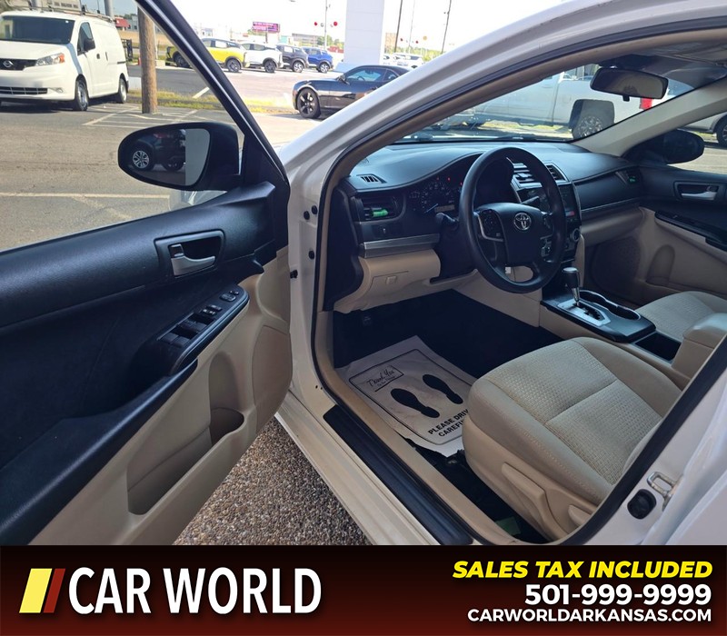Toyota Camry Vehicle Full-screen Gallery Image 7