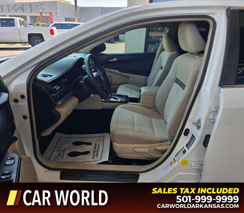 Toyota Camry Vehicle Full-screen Gallery Image 8