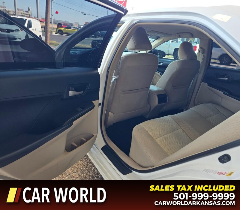 Toyota Camry Vehicle Full-screen Gallery Image 9