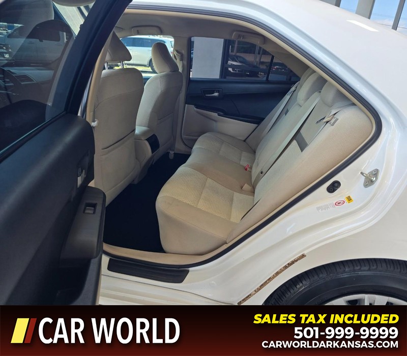 Toyota Camry Vehicle Full-screen Gallery Image 10
