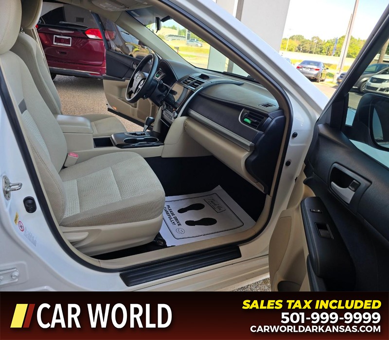 Toyota Camry Vehicle Full-screen Gallery Image 11