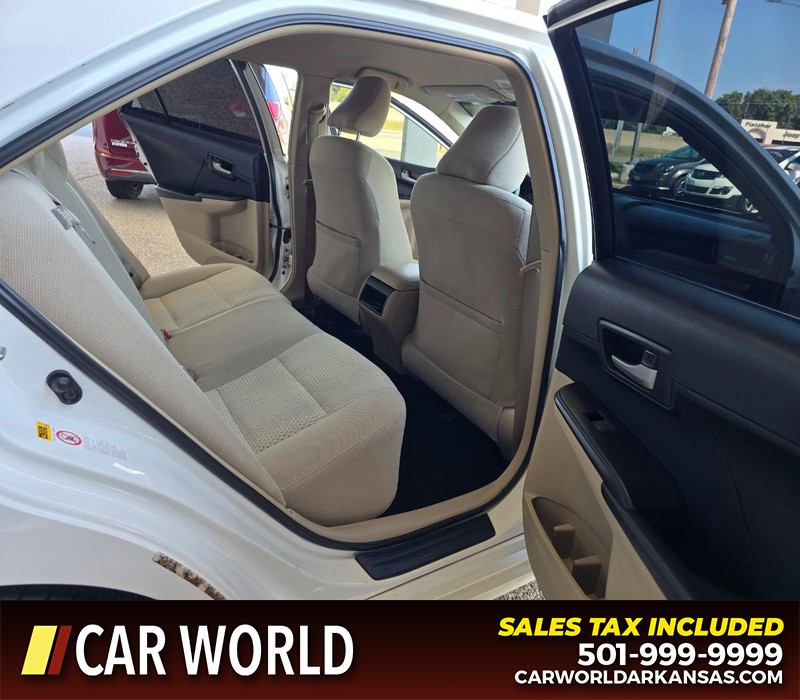 Toyota Camry Vehicle Full-screen Gallery Image 12