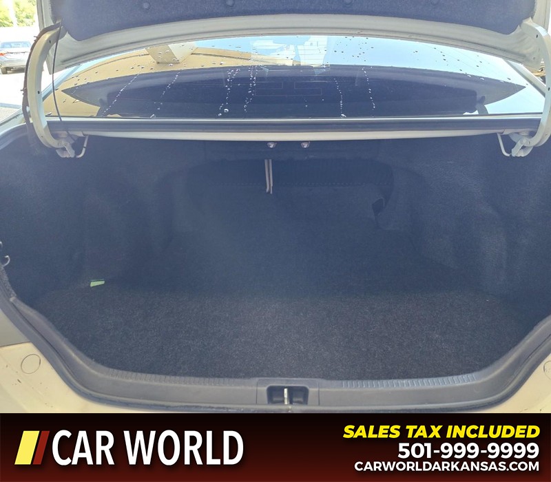 Toyota Camry Vehicle Full-screen Gallery Image 13