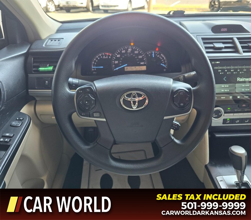 Toyota Camry Vehicle Full-screen Gallery Image 15