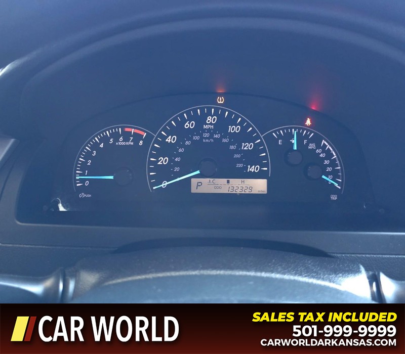 Toyota Camry Vehicle Full-screen Gallery Image 17