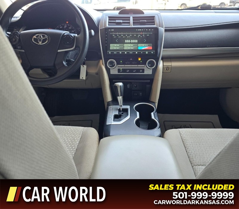 Toyota Camry Vehicle Full-screen Gallery Image 18