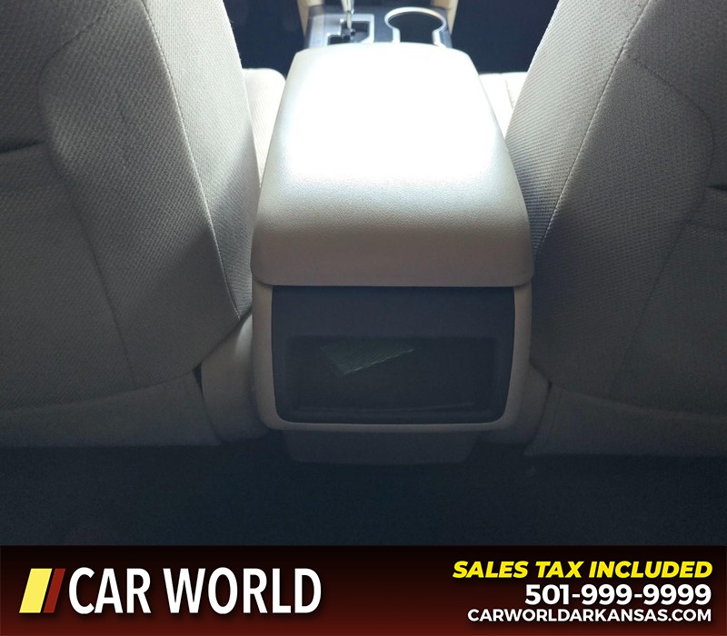 Toyota Camry Vehicle Full-screen Gallery Image 19