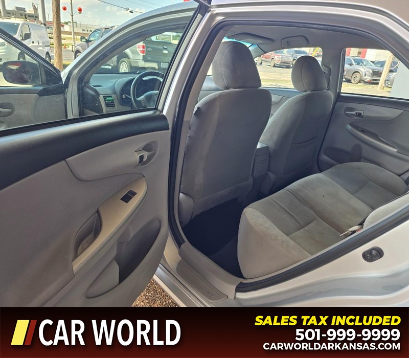 Toyota Corolla Vehicle Full-screen Gallery Image 9