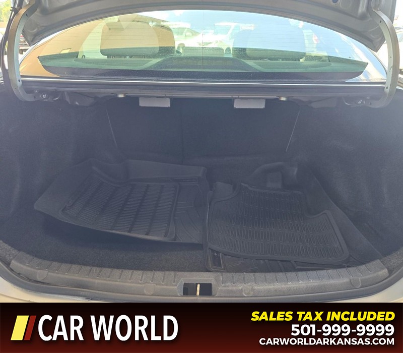 Toyota Corolla Vehicle Full-screen Gallery Image 13