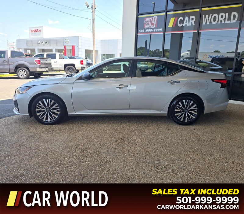 Nissan Altima Vehicle Full-screen Gallery Image 4