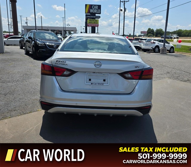 Nissan Altima Vehicle Full-screen Gallery Image 5
