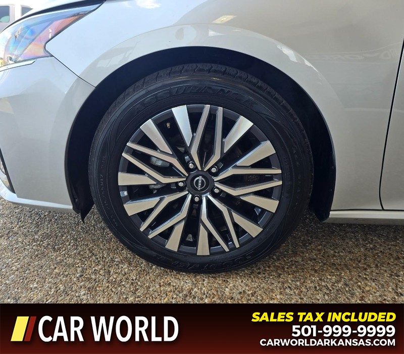 Nissan Altima Vehicle Full-screen Gallery Image 6