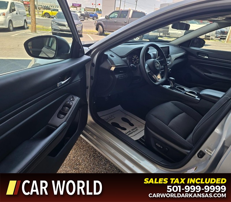 Nissan Altima Vehicle Full-screen Gallery Image 7