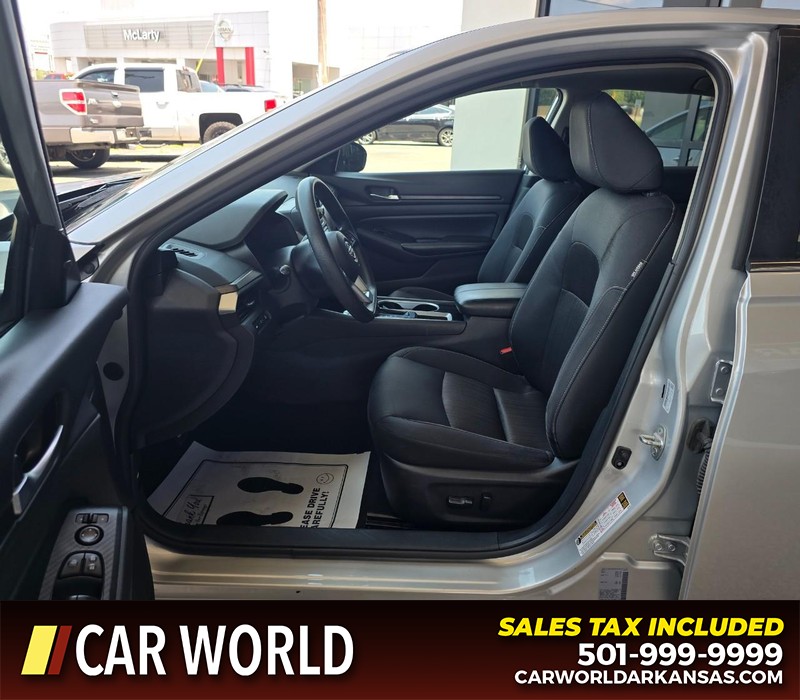 Nissan Altima Vehicle Full-screen Gallery Image 8