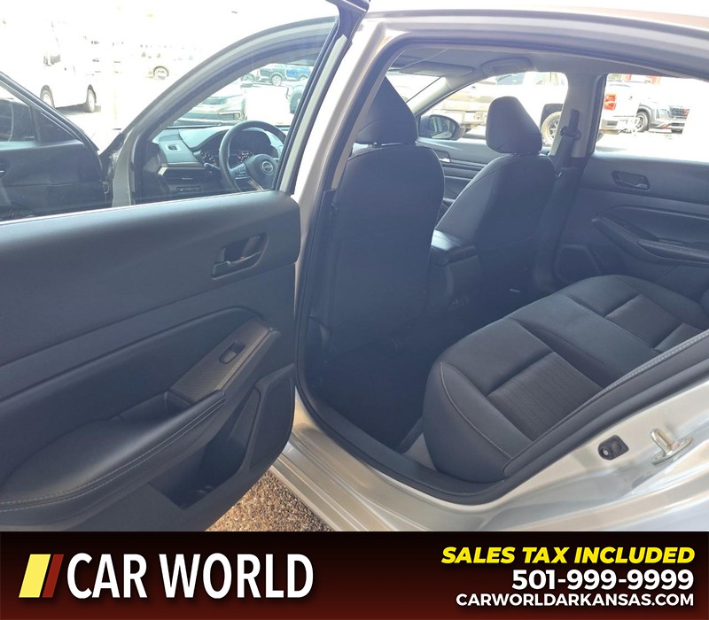 Nissan Altima Vehicle Full-screen Gallery Image 9