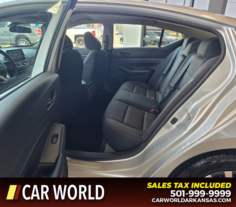 Nissan Altima Vehicle Full-screen Gallery Image 10