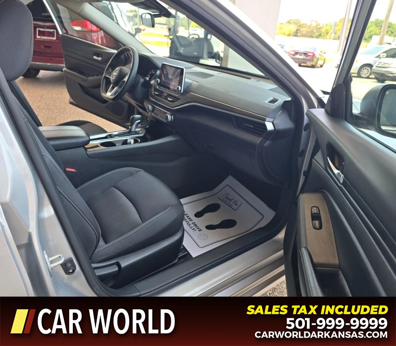 Nissan Altima Vehicle Full-screen Gallery Image 11