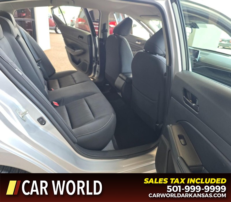 Nissan Altima Vehicle Full-screen Gallery Image 12